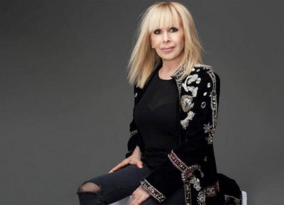 Мистериозен съсед изненада Лили Иванова с приказен букет (СНИМКА)