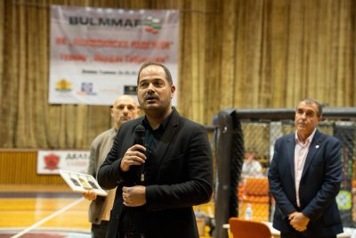 Калин Стоянов: Шоуменът Радев има брониран мерцедес и две БМВ-та