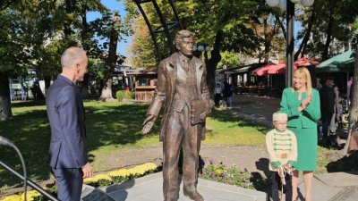 Откриха паметник на Стоян Омарчевски, създал Деня на народните будители 