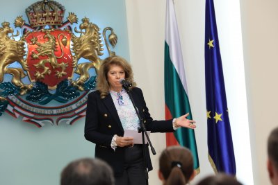 Йотова: Имаме съвременници, които държат високо запаления факел на будността