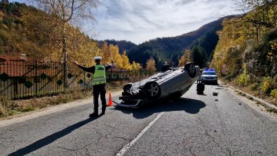 Кола се обърна по таван край Смолян, ранени са майка и 3-годишното ѝ дете (СНИМКИ)