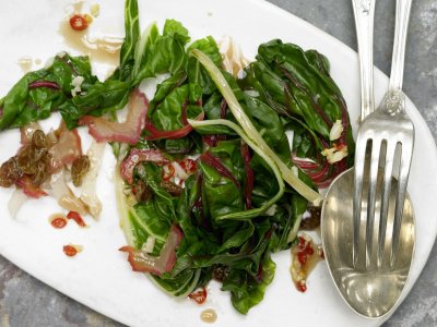 Листно цвекло на тиган със стафиди и чили