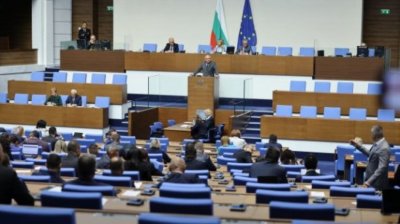 Депутатите отхвърлиха ветото на Радев за продажбата на "Лукойл"