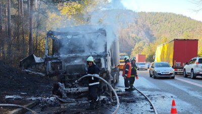 Камион стана на въглен в Прохода на Републиката (СНИМКИ)