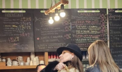 ХИТ СНИМКИ: Как Илиана Раева е SEXбомба на 62? С чия и киноа!