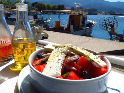 Таверни в Гърция втрещиха туристи с нова такса