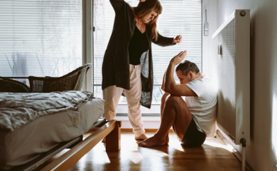 Жена преби приятеля си, оставиха я в ареста 