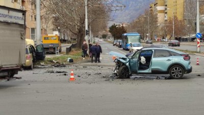 Катастрофа в Сливен прати двама в болница