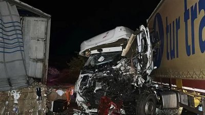 Верижна катастрофа взе жертва: Пет коли и български камиона се сблъскаха челно