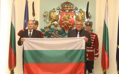 Президентът Румен Радев връчи знамето на антарктиците (СНИМКИ)