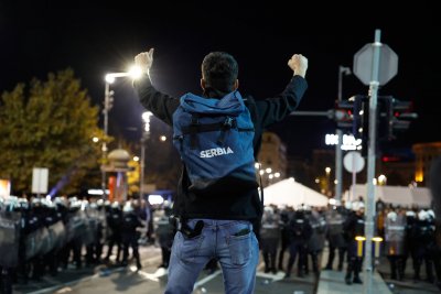 Летяха камъни и бомбички: Нощ на сблъсъци в Белград (СНИМКИ И ВИДЕО)