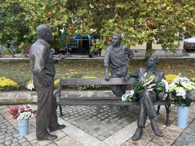 В Левски откриха скулптурната композиция в чест на Георги Парцалев, Григор Вачков и Дончо Цончев 