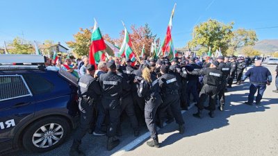 Полицаи пострадаха на протест на Прохода на Републиката