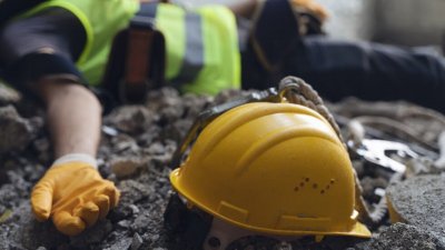 Работник е загинал при срутване на ров в Лясковец