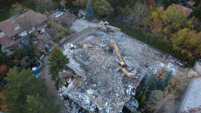 Партията на Доган оплака разрушаването на сарая