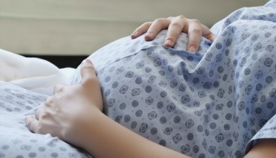 Бременна жена с трансплантиран бъбрек и рядко заболяване беше спасена в „Майчин дом“