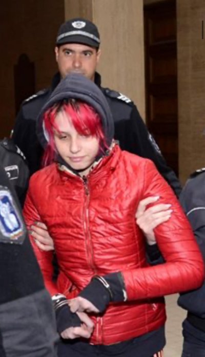 Внучката, заклала Виолета Донева, иска да я пуснат. Била луда