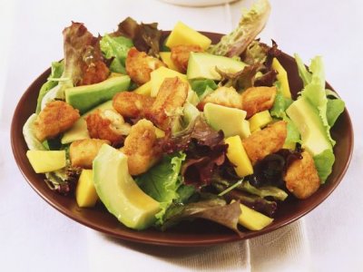 Пилешки хапки с авокадо, манго и зелена салата