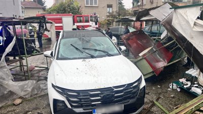 Кола се вряза в пазар в Казанлък (СНИМКИ)