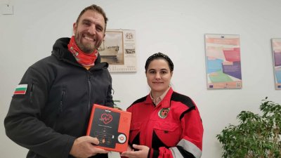 Гимназия във Варна получи медицински апарат от "Капачки за бъдеще"