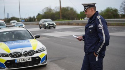 Чужденец опита да подкупи пътни полицаи с 10 евро