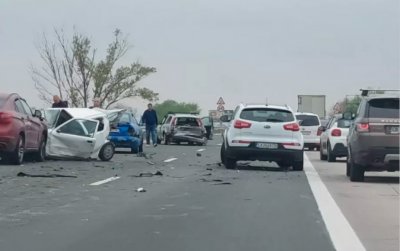 Шофьор се бори за живота си след верижна катастрофа на "Тракия"