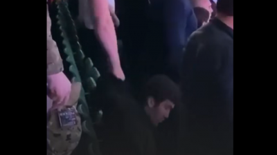 Принудиха зрител на MMA боеве в Москва да стане прав на химна (ВИДЕО)