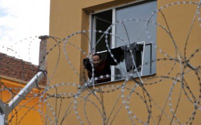 Мигранти  бягат от център на границата с Гърция, ухапаха полицай 