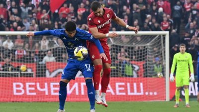 ЦСКА удари Левски с 1:0, съдията спести червени картони