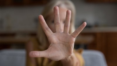 Домашен арест за мъж за блудствени действия с по-възрастна от него жена