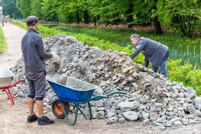 Гурбетчии нагъват хляб, кренвирши и бира в Германия, кътат 100 хиляди евро за имот у нас