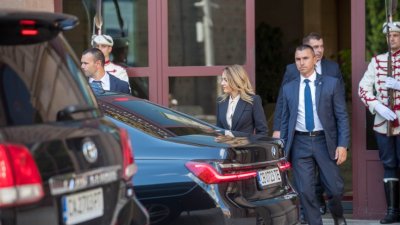 Рая Назарян недоволна от чистотата на служебните коли