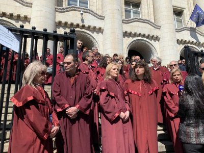 Коледен подарък: Магистратите ще вземат една заплата плюс бонус за ранг