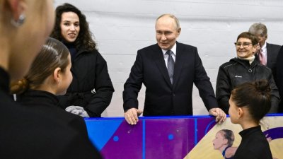 Болен ли е Путин? Руският президент се появи с подута ръка 