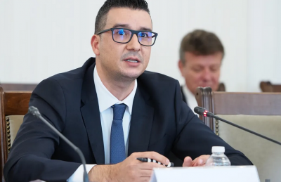 Майката на икономическия министър се оказа гардеробиерка на Слави