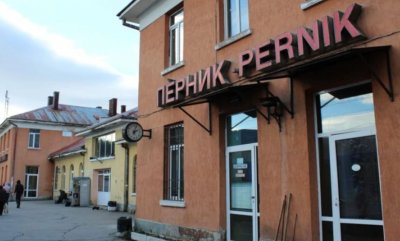 Маскиран обир и побой за 10 лева на гарата в Перник