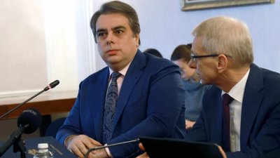 Асен Василев: Оттеглянето от сделката за "Лукойл" е силно притеснително