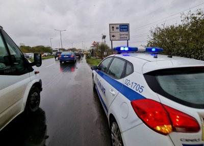 24-годишен шофьор е в болница, след като заспа зад волана и се удари в автобус