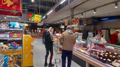 В спортна форма: Калина и Китин пълнят кошницата в "Била", наблягат на зеленчука