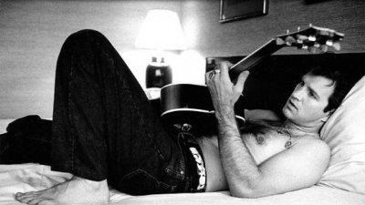 Крис Айзък идва за първи път в България