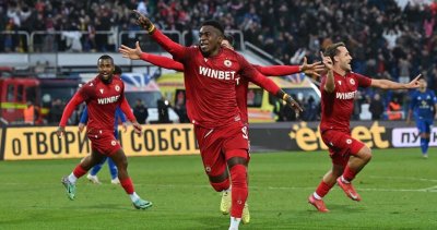 ЦСКА удари Левски с 1:0, съдията спести червени картони