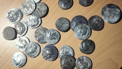 71 старинни монети задържаха митничари на МП Малко Търново