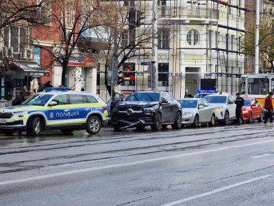 Верижна катастрофа затруднява движението на бул. „Христо Ботев“ в София