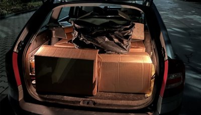 Задържаха близо 50 000 къса цигари в кола