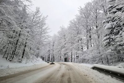 Внимание, шофьори: На Петрохан е зима, подгответе се!