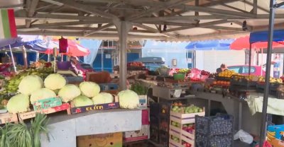 Пзарите се пръскат по шевовете от стока, купувачи - няма