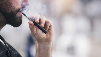 САЩ забраняват ароматизираните електронни цигари