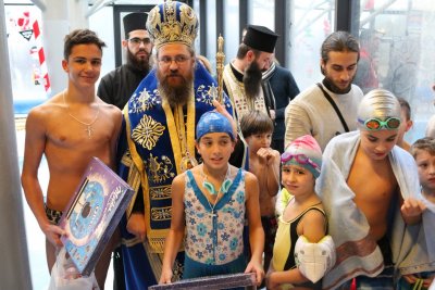 Поликарп 3 пъти хвърля кръста в басейн