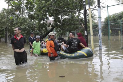 Най-малко 21 са загиналите заради наводненията и свлачищата в Индонезия