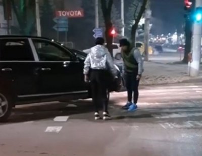 Снахата на покойния общинар Орлин Танов е бойната дама, раздавала шамари на пътя